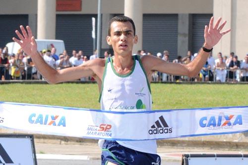 Bicampeão da Maratona de Nova Iorque (2006-08) e dono de quatro medalhas em Jogos Pan-Americanos, Marílson será o padrinho da Maratona do Rio esse ano / Foto: Ronaldo Milagres / ZDL